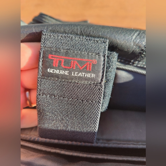 TUMI Italian Leather Expandable Briefcase / Laptop / Bag Carry On. Black - Picture 8 of 11